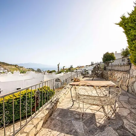 Charming With Shared Pool, Balcony, Terrace And Backyard In Bodrum Feriehus Karabag